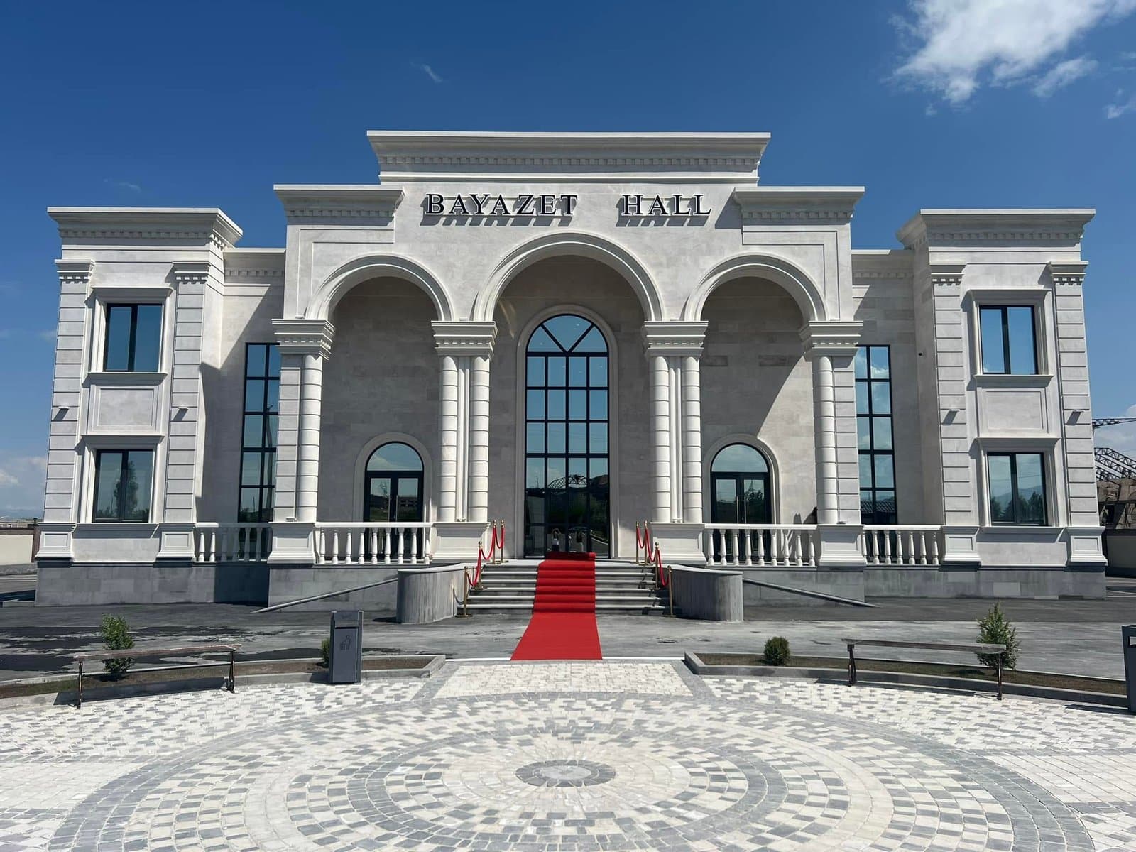 Bayazet Hall-ի շենքի արտաքին տեսքը