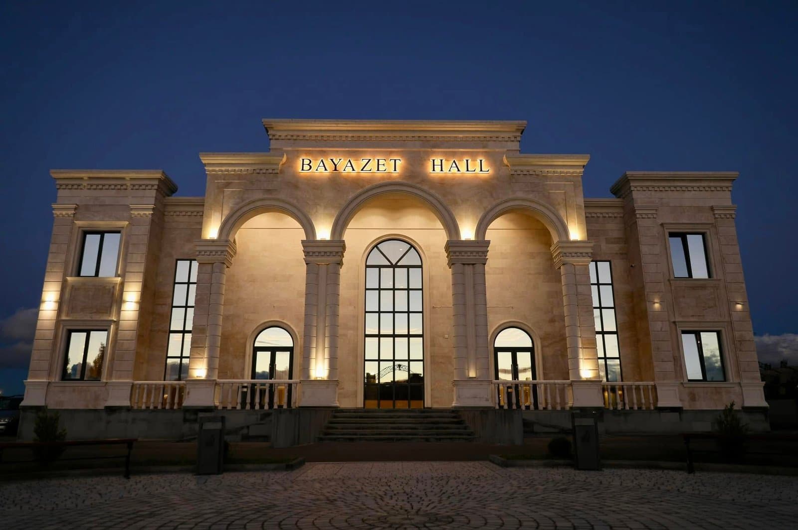 Bayazet Hall-ի շենքը՝ գիշերային լուսավորությամբ
