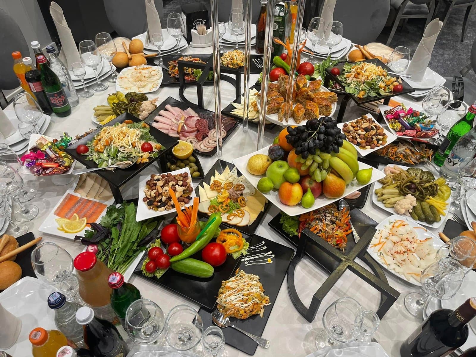 Տոնական սեղան՝ ուտեստներով